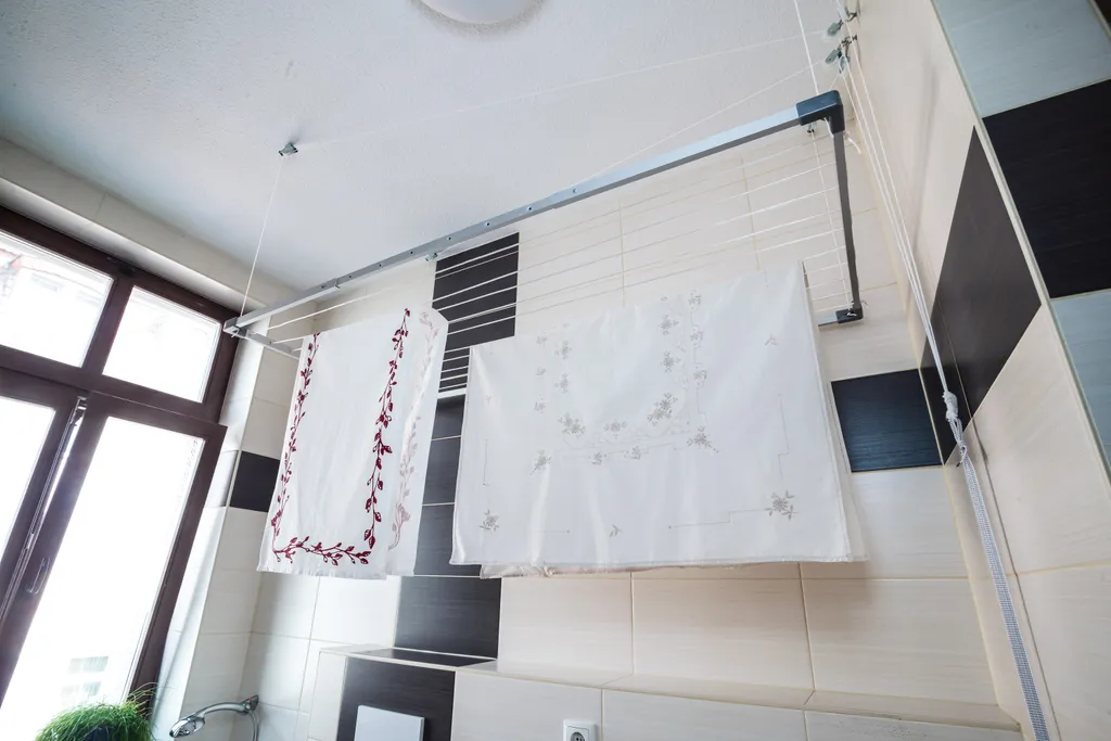 DRY-SMART Flex Deckenwäschetrockner - Deckentrockner Ausziehbar - Wäscheständer Für Die Decke – Für Badewanne, Balkon, Innen Und Outdoor – Platzsparend - Einfache Deckenbefestigung 100-160 Cm 2 DRY-SMART Flex Deckenwäschetrockner - Deckentrockner Ausziehbar - Wäscheständer Für Die Decke – Für Badewanne, Balkon, Innen Und Outdoor – Platzsparend - Einfache Deckenbefestigung 100-160 Cm – Bild 2