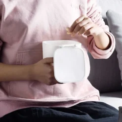 Mini Desktop Mülleimer Mit Deckel Clamshell Papierkorb Lagereimer Abfalleimer Weiß 12 Mini Desktop Mülleimer Mit Deckel Clamshell Papierkorb Lagereimer Abfalleimer Weiß -Leifheit || Vileda || Wenko Verkaufsgeschäft 32ecb7dbdef4750e5cabfbe91a02ceae