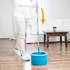 LIVINGTON Clean Water Spin Mop - Wischmopp Set Mit Zwei-Kammer-Filtersystem - Schmutzwasser Wird Gefiltert - Reinigung Aller Böden Und Oberflächen - Bodenwischer Mit Teleskopstange - 2,3 Liter -Leifheit || Vileda || Wenko Verkaufsgeschäft 755351745f7823d0641aba346c1a898f