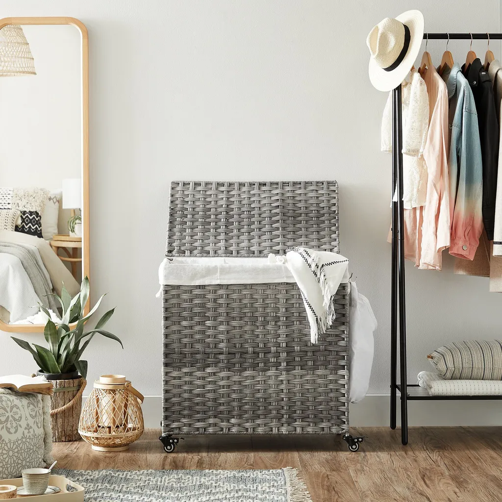 SONGMICS Wäschekorb, Handgeflochten, Wäschesammler, 140 L, Aus Polyrattan, Mit 3 Fächern, Herausnehmbare Tasche, Deckel, Griffe, Für Wohnzimmer, Badezimmer, 66 X 33 X 60 Cm, Grau LCB363G01 4 SONGMICS Wäschekorb, Handgeflochten, Wäschesammler, 140 L, Aus Polyrattan, Mit 3 Fächern, Herausnehmbare Tasche, Deckel, Griffe, Für Wohnzimmer, Badezimmer, 66 X 33 X 60 Cm, Grau LCB363G01 – Bild 4