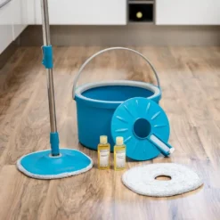LIVINGTON Clean Water Spin Mop - Wischmopp Set Mit Zwei-Kammer-Filtersystem - Schmutzwasser Wird Gefiltert - Reinigung Aller Böden Und Oberflächen - Bodenwischer Mit Teleskopstange - 2,3 Liter