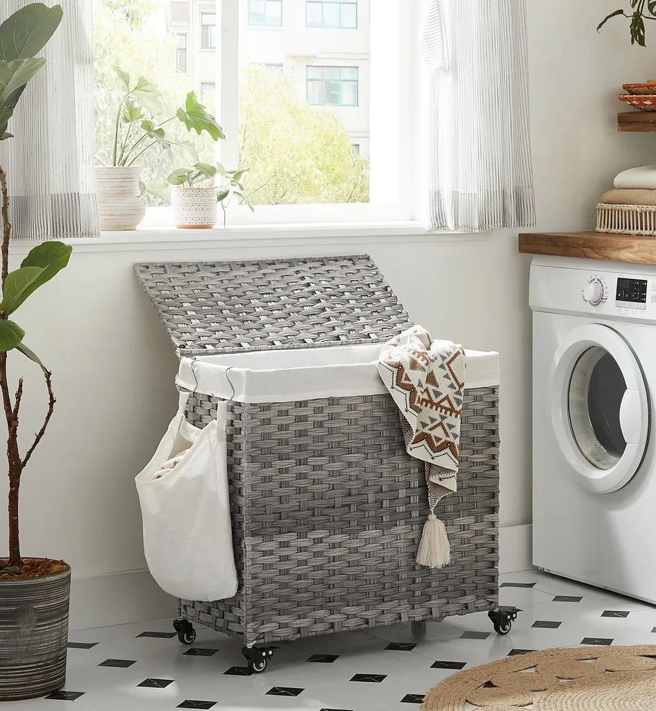 SONGMICS Wäschekorb, Handgeflochten, Wäschesammler, 140 L, Aus Polyrattan, Mit 3 Fächern, Herausnehmbare Tasche, Deckel, Griffe, Für Wohnzimmer, Badezimmer, 66 X 33 X 60 Cm, Grau LCB363G01 2 SONGMICS Wäschekorb, Handgeflochten, Wäschesammler, 140 L, Aus Polyrattan, Mit 3 Fächern, Herausnehmbare Tasche, Deckel, Griffe, Für Wohnzimmer, Badezimmer, 66 X 33 X 60 Cm, Grau LCB363G01 – Bild 2